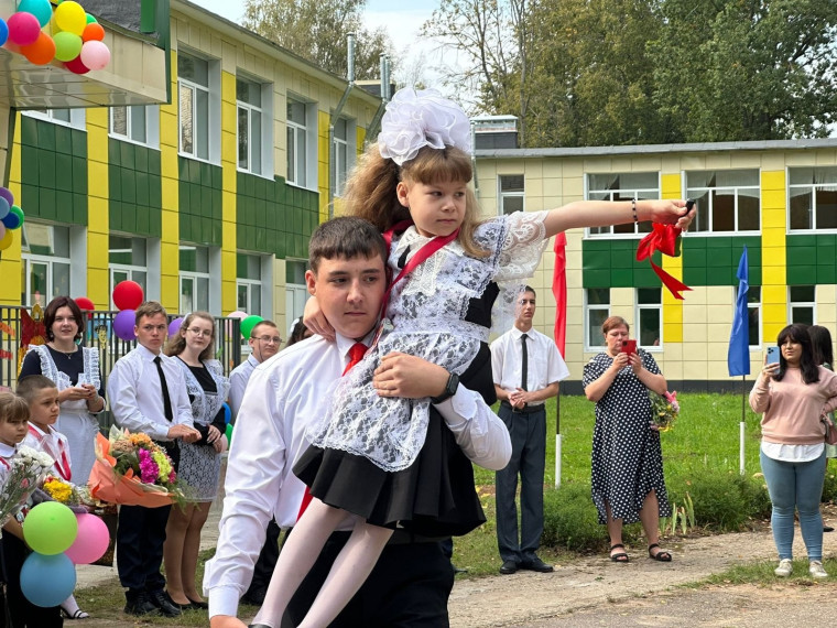 Сегодня в школе прошла торжественная линейка, посвященная дню знаний и началу нового учебного года..